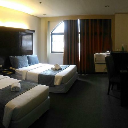 White Knight Hotel Cebu Extérieur photo