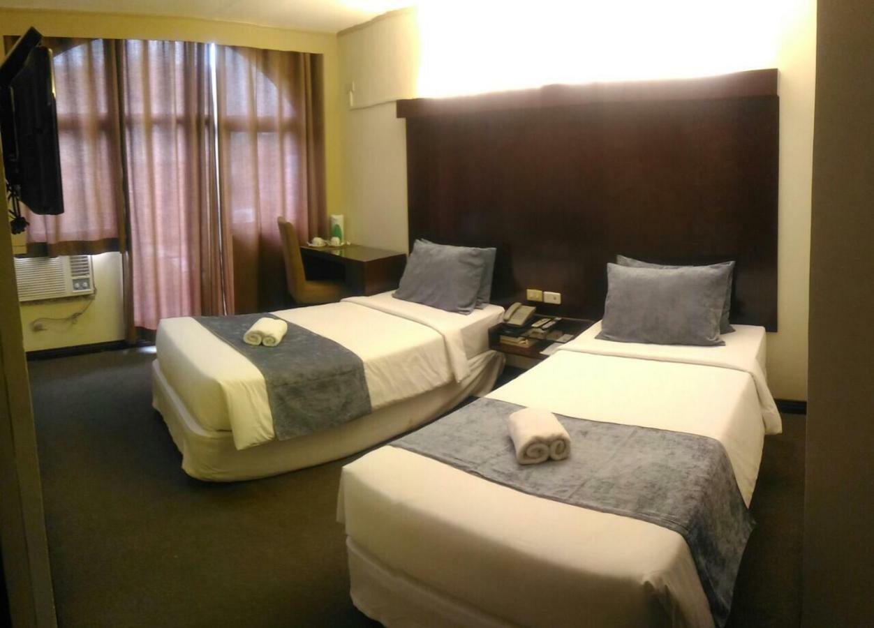 White Knight Hotel Cebu Extérieur photo