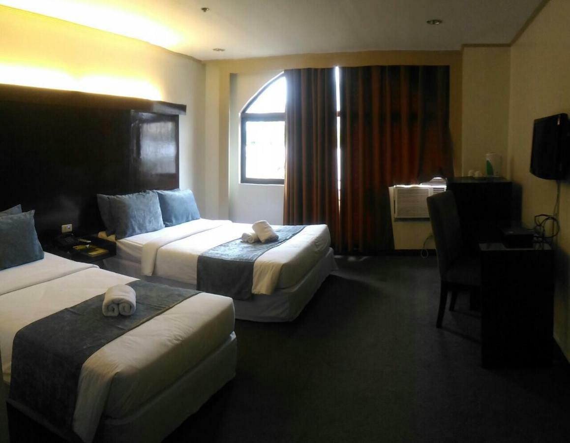 White Knight Hotel Cebu Extérieur photo