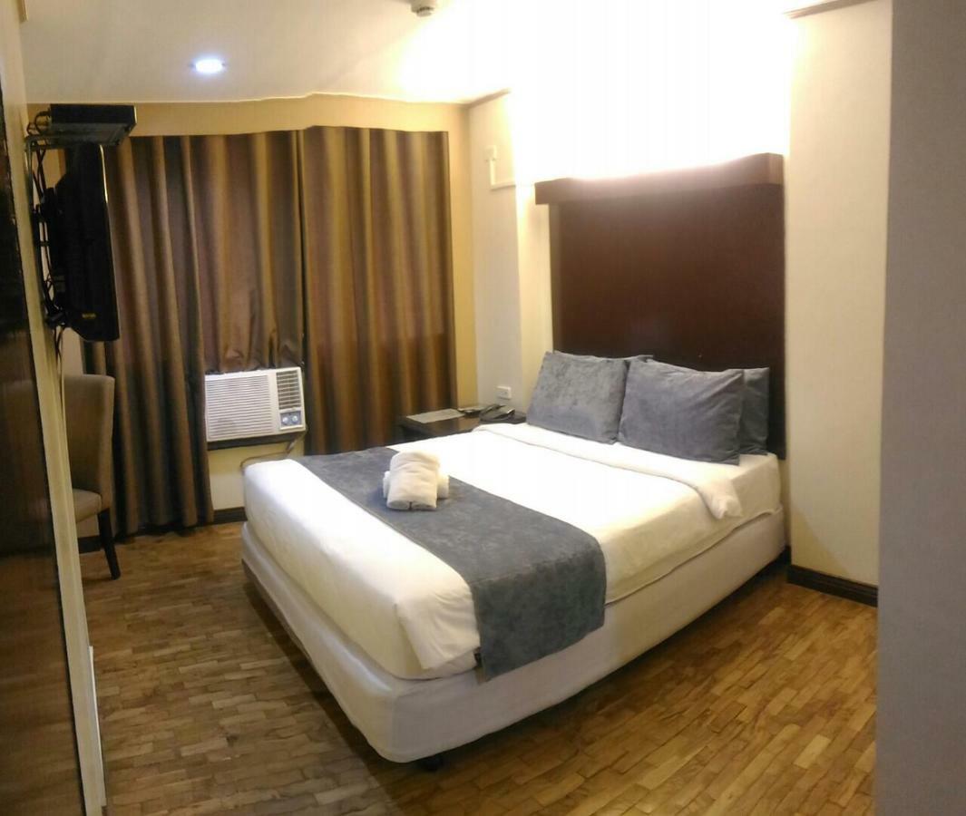 White Knight Hotel Cebu Extérieur photo
