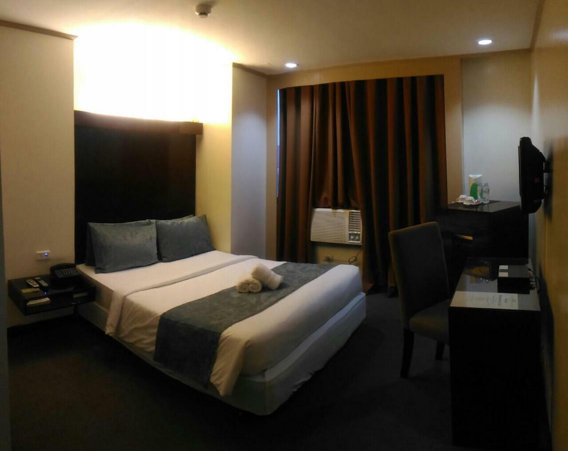 White Knight Hotel Cebu Extérieur photo