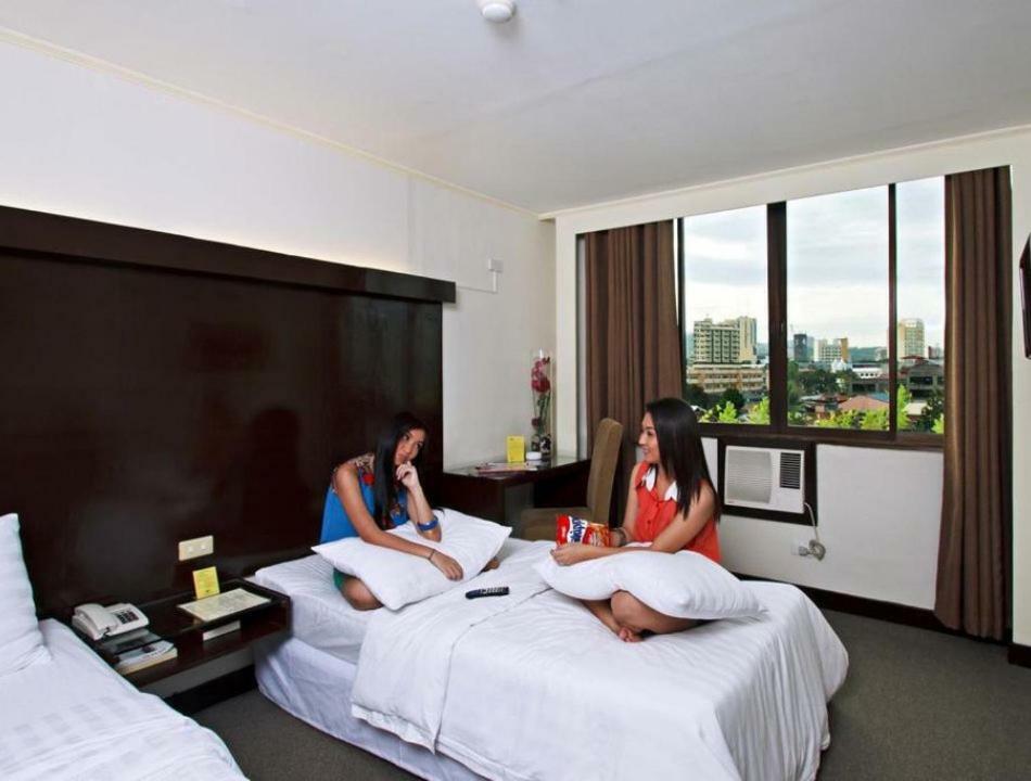 White Knight Hotel Cebu Extérieur photo